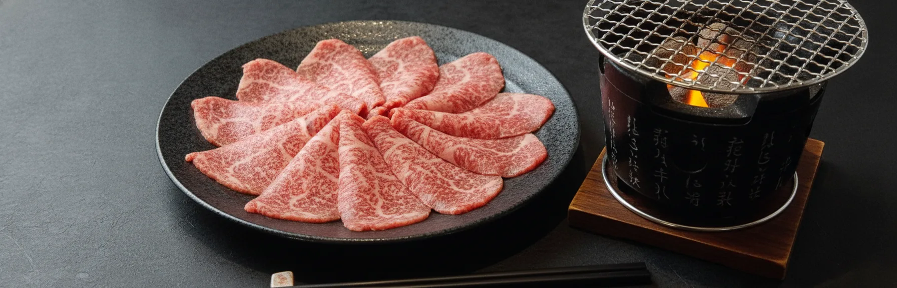 鹿児島黒牛A5ランク12番のサーロイン——炭火の傍らに。