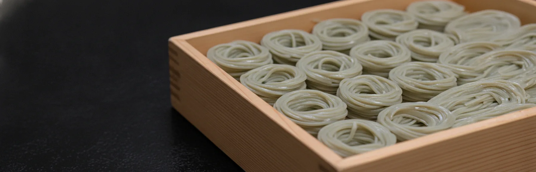 へぎ蕎麦——一口ずつ手繰った蕎麦を、木の「へぎ」に並べて。